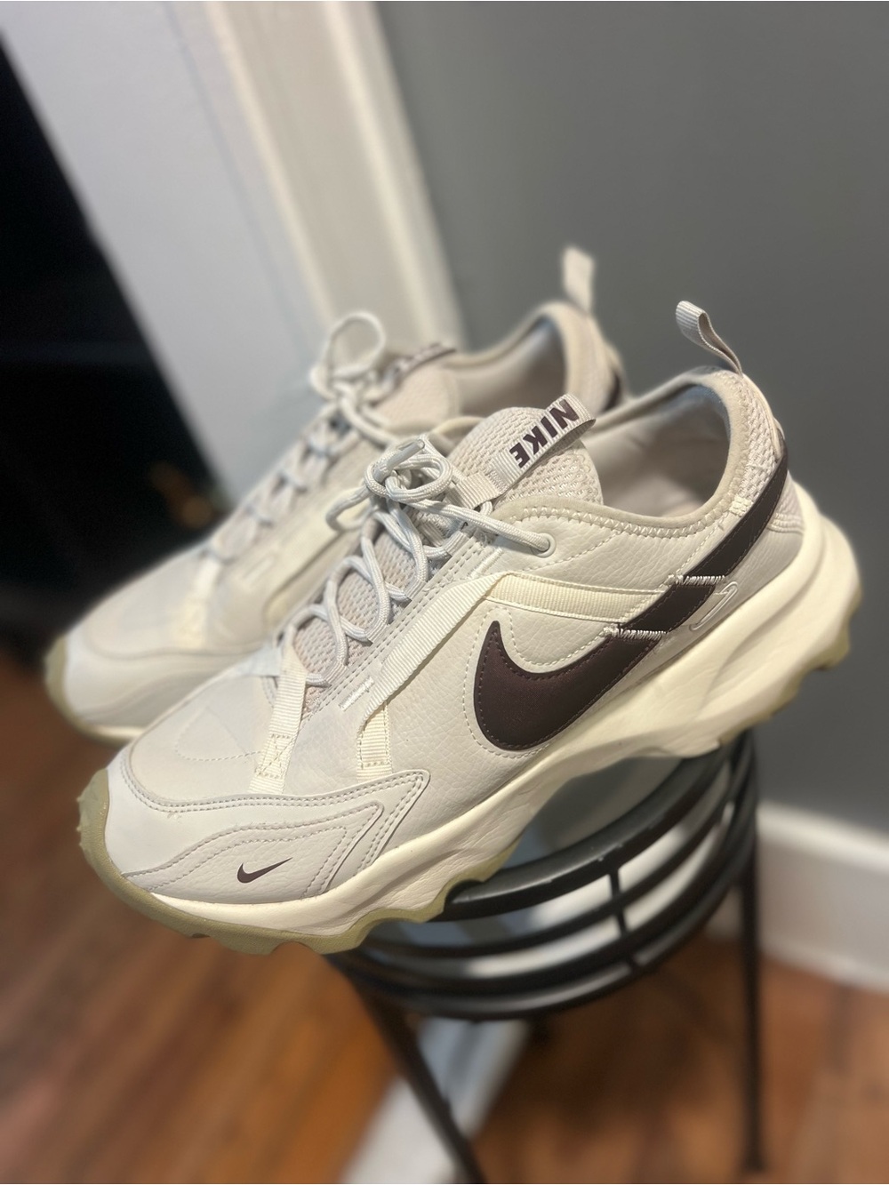 Nike unix men 10.5 women 12  Low Top Lace-Up Athletic Sneakers beige /brown